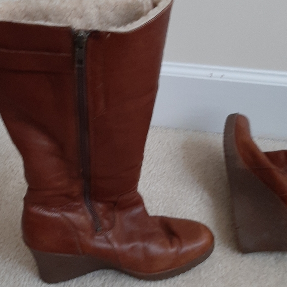 UGG Brown Leather Shearling Boot - Picture 4 of 6